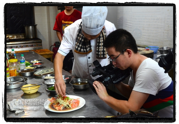 此次攝制組通過拍攝婺源代表名菜糊豆腐、粉蒸肉、荷包紅魚、賽鵝頸及地方小吃清明果、灰汁果、糯米子糕等來詮釋婺源美食經(jīng)典，展示婺源食文化，打造獨屬婺源的美食符號。