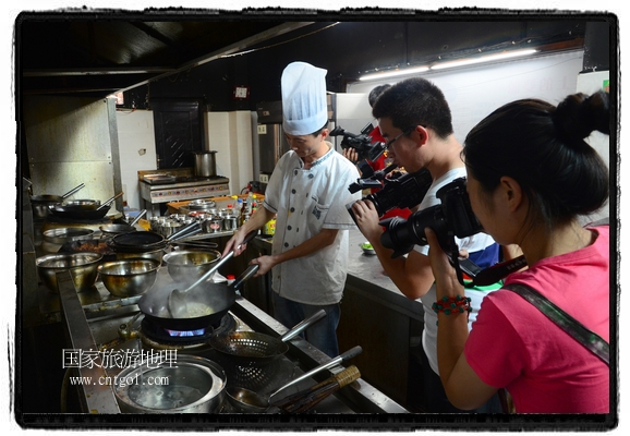 此次攝制組通過拍攝婺源代表名菜糊豆腐、粉蒸肉、荷包紅魚、賽鵝頸及地方小吃清明果、灰汁果、糯米子糕等來詮釋婺源美食經(jīng)典，展示婺源食文化，打造獨屬婺源的美食符號。