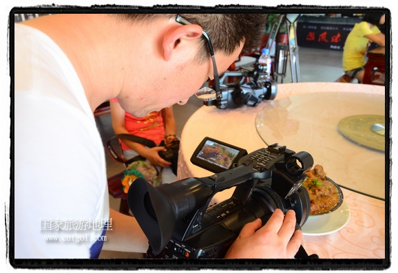 此次攝制組通過拍攝婺源代表名菜糊豆腐、粉蒸肉、荷包紅魚、賽鵝頸及地方小吃清明果、灰汁果、糯米子糕等來詮釋婺源美食經(jīng)典，展示婺源食文化，打造獨屬婺源的美食符號。