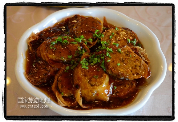 此次攝制組通過拍攝婺源代表名菜糊豆腐、粉蒸肉、荷包紅魚、賽鵝頸及地方小吃清明果、灰汁果、糯米子糕等來詮釋婺源美食經(jīng)典，展示婺源食文化，打造獨屬婺源的美食符號。