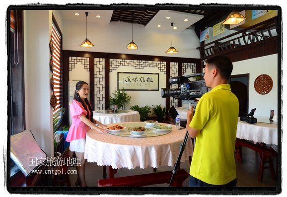 此次攝制組通過拍攝婺源代表名菜糊豆腐、粉蒸肉、荷包紅魚、賽鵝頸及地方小吃清明果、灰汁果、糯米子糕等來詮釋婺源美食經(jīng)典，展示婺源食文化，打造獨屬婺源的美食符號。