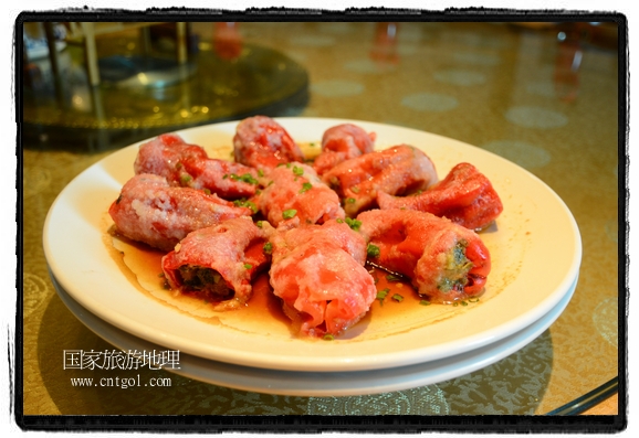 此次攝制組通過拍攝婺源代表名菜糊豆腐、粉蒸肉、荷包紅魚、賽鵝頸及地方小吃清明果、灰汁果、糯米子糕等來詮釋婺源美食經(jīng)典，展示婺源食文化，打造獨屬婺源的美食符號。