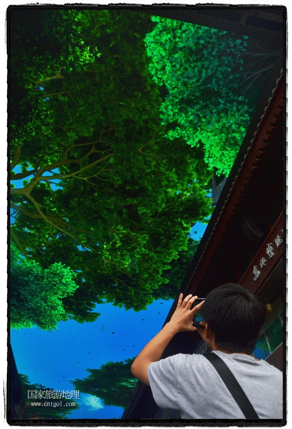 9月8日，在西安市大雁塔景區(qū)，“天幕”景觀吸引游客駐足觀看，并拿出手機拍攝。