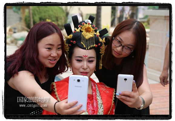 6月19日，端午節(jié)的前一天，甘肅平?jīng)鍪嗅轻紖^(qū)南山公園澳廈麗灣小區(qū)“邀請”唐朝被譽(yù)為四大美女之一的“楊貴妃”前來與市民見面，共度“端午佳節(jié)”。期間，“貴妃娘娘”由一名解說人員做向?qū)?，與小區(qū)居民一同游玩、賞景、互敬酒水、合影留念，并現(xiàn)場贈送大人小孩粽子、香包和糖果。