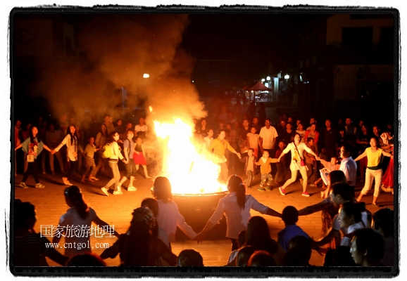 甘肅平?jīng)鍪嗅轻脊沛?zhèn)舉辦了篝火晚會，1000余名市民參與其中，大家載歌載舞，在歡快熱鬧的氣氛中為每一位父親送祝福。父親節(jié)（Father's Day），顧名思義是感恩父親的節(jié)日。約始于二十世紀初，起源于美國，現(xiàn)已廣泛流傳于世界各地，節(jié)日日期因地域而存在差異。