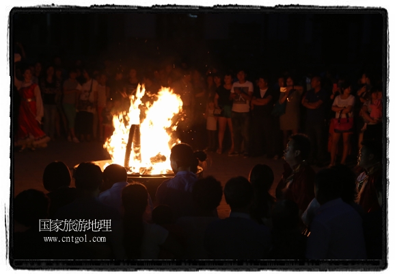 甘肅平?jīng)鍪嗅轻脊沛?zhèn)舉辦了篝火晚會，1000余名市民參與其中，大家載歌載舞，在歡快熱鬧的氣氛中為每一位父親送祝福。父親節(jié)（Father's Day），顧名思義是感恩父親的節(jié)日。約始于二十世紀初，起源于美國，現(xiàn)已廣泛流傳于世界各地，節(jié)日日期因地域而存在差異。