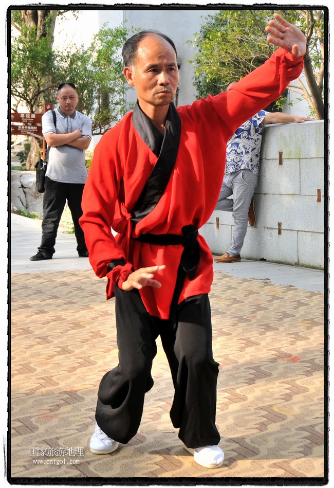 6月20日，小朋友們和中國武術(shù)愛好者們在江西省婺源縣熹園景區(qū)表演中國傳統(tǒng)的中國武術(shù)功夫，吸引許多游人前來駐足觀看。當(dāng)日是中國傳統(tǒng)的端午節(jié)，江西省婺源縣的中國武術(shù)愛好者們通過表演中國武術(shù)功夫，打太極，表演了少林棍、硬氣功、自選拳等少林寺功夫，讓孩子們從小學(xué)習(xí)中國武術(shù)，傳承中國武德，感受先人過端午的氛圍。