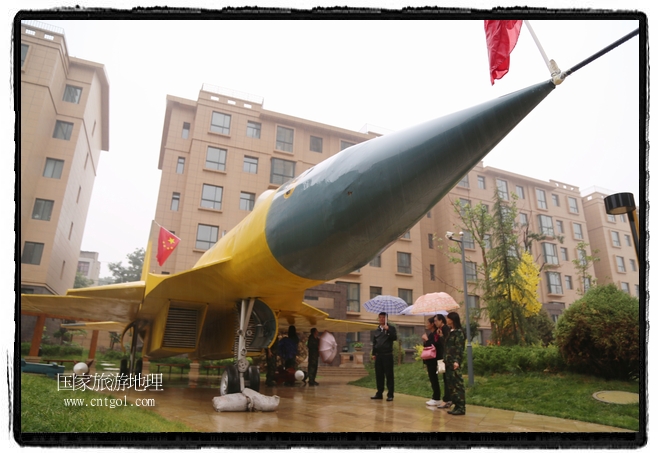 小區(qū)突然出現(xiàn)“飛機坦克”，其中殲15艦載戰(zhàn)斗機一架、99式主戰(zhàn)坦克一輛、武直-10武裝直升機一架，吸引了眾多市民雨中圍觀、合影。