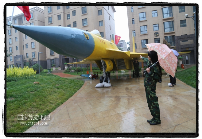小區(qū)突然出現(xiàn)“飛機坦克”，其中殲15艦載戰(zhàn)斗機一架、99式主戰(zhàn)坦克一輛、武直-10武裝直升機一架，吸引了眾多市民雨中圍觀、合影。