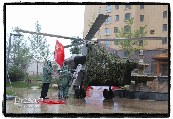 小區(qū)突然出現(xiàn)“飛機坦克”，其中殲15艦載戰(zhàn)斗機一架、99式主戰(zhàn)坦克一輛、武直-10武裝直升機一架，吸引了眾多市民雨中圍觀、合影。