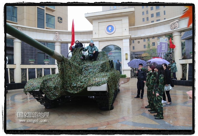 小區(qū)突然出現(xiàn)“飛機坦克”，其中殲15艦載戰(zhàn)斗機一架、99式主戰(zhàn)坦克一輛、武直-10武裝直升機一架，吸引了眾多市民雨中圍觀、合影。