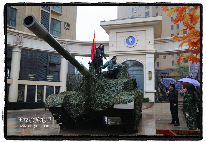 小區(qū)突然出現(xiàn)“飛機坦克”，其中殲15艦載戰(zhàn)斗機一架、99式主戰(zhàn)坦克一輛、武直-10武裝直升機一架，吸引了眾多市民雨中圍觀、合影。