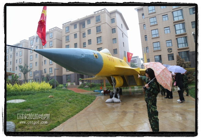 小區(qū)突然出現(xiàn)“飛機坦克”，其中殲15艦載戰(zhàn)斗機一架、99式主戰(zhàn)坦克一輛、武直-10武裝直升機一架，吸引了眾多市民雨中圍觀、合影。