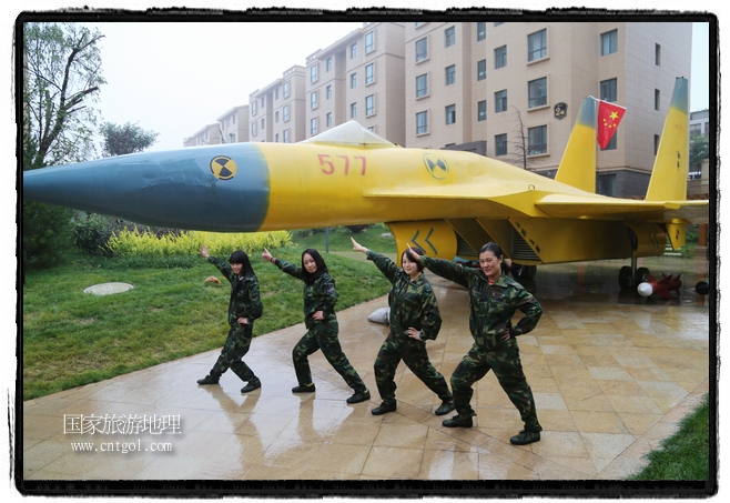 小區(qū)突然出現(xiàn)“飛機坦克”，其中殲15艦載戰(zhàn)斗機一架、99式主戰(zhàn)坦克一輛、武直-10武裝直升機一架，吸引了眾多市民雨中圍觀、合影。