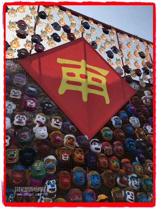 中國規(guī)模最大的猴面具彩繪在南潯古鎮(zhèn)展示。猴子真是今年最紅的動(dòng)物。 