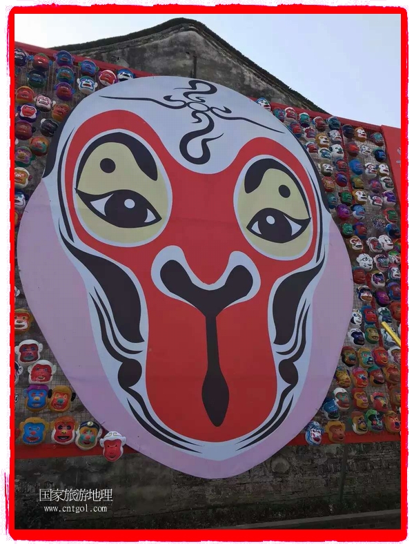 中國規(guī)模最大的猴面具彩繪在南潯古鎮(zhèn)展示。猴子真是今年最紅的動(dòng)物。 