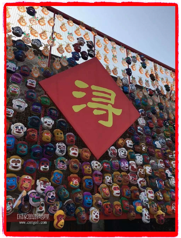 中國規(guī)模最大的猴面具彩繪在南潯古鎮(zhèn)展示。猴子真是今年最紅的動(dòng)物。 