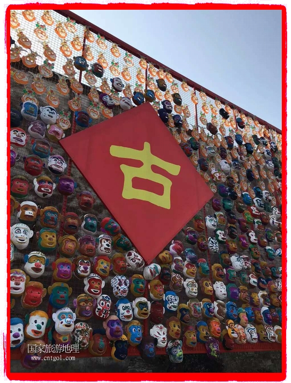 中國規(guī)模最大的猴面具彩繪在南潯古鎮(zhèn)展示。猴子真是今年最紅的動(dòng)物。 