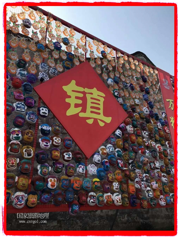 中國規(guī)模最大的猴面具彩繪在南潯古鎮(zhèn)展示。猴子真是今年最紅的動(dòng)物。 