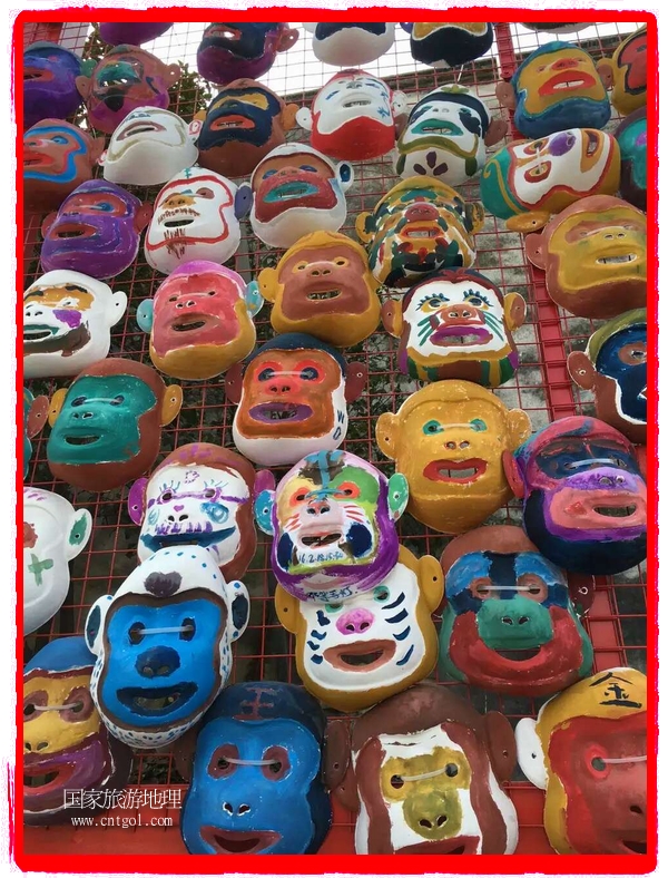 中國規(guī)模最大的猴面具彩繪在南潯古鎮(zhèn)展示。猴子真是今年最紅的動(dòng)物。 