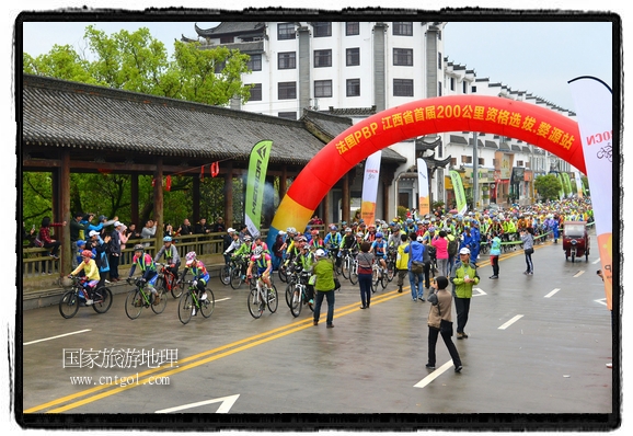 來自江西、安徽、浙江、福建等省市近千名選手參加了比賽，婺源賽道沿途的秀美風光和徽派古村落，給參賽選手留下美好的印象。