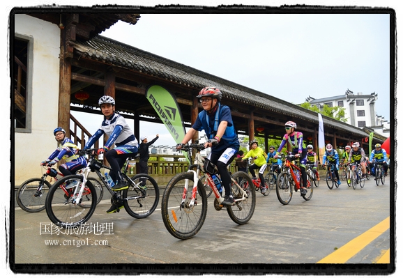 來自江西、安徽、浙江、福建等省市近千名選手參加了比賽，婺源賽道沿途的秀美風光和徽派古村落，給參賽選手留下美好的印象。