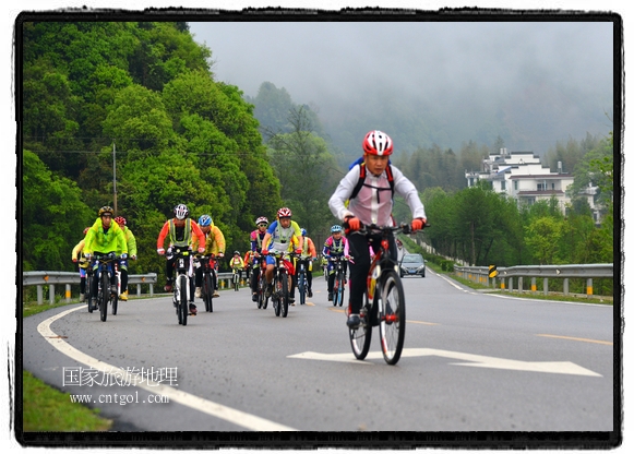 來自江西、安徽、浙江、福建等省市近千名選手參加了比賽，婺源賽道沿途的秀美風光和徽派古村落，給參賽選手留下美好的印象。