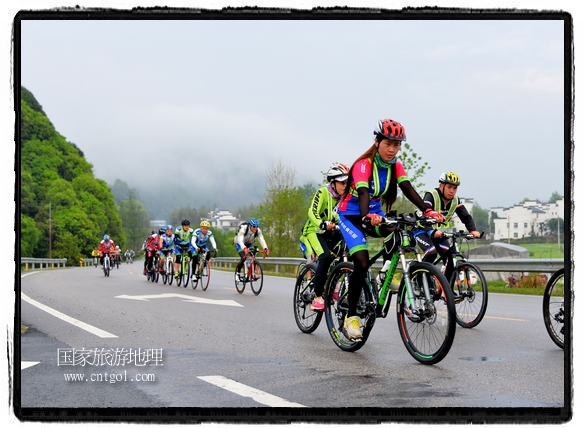 來自江西、安徽、浙江、福建等省市近千名選手參加了比賽，婺源賽道沿途的秀美風光和徽派古村落，給參賽選手留下美好的印象。