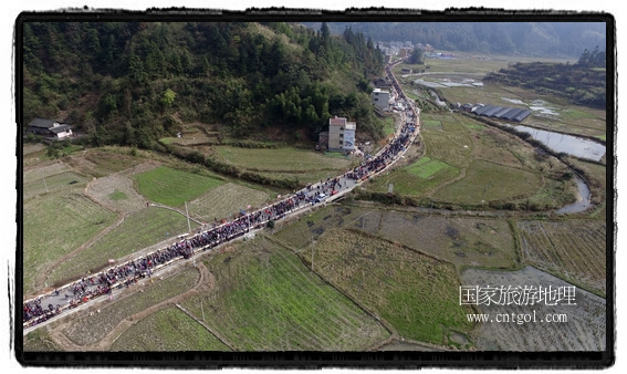 1700桌合攏宴，總長3.7公里，10380人同桌就餐，創(chuàng)歷史之最