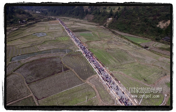 1700桌合攏宴，總長3.7公里，10380人同桌就餐，創(chuàng)歷史之最