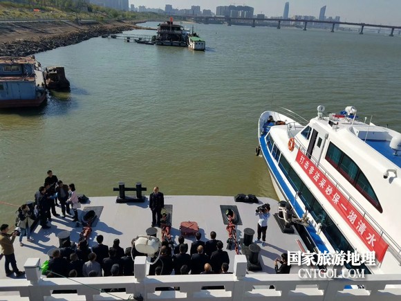 江西開展呵護一湖清水，嚴(yán)厲打擊非法采砂行動（圖）