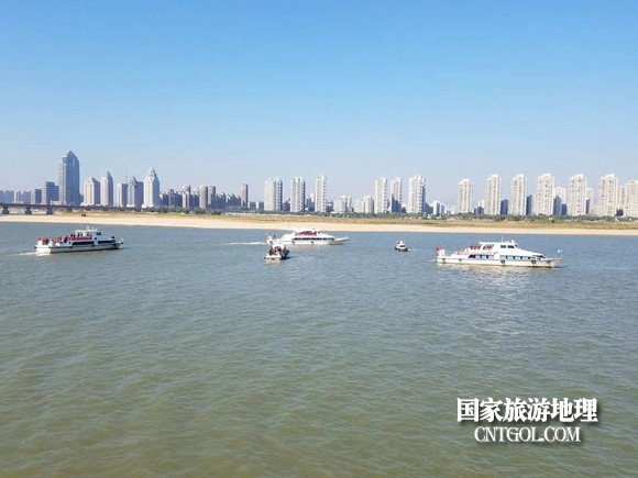 江西開展呵護一湖清水，嚴(yán)厲打擊非法采砂行動（圖）